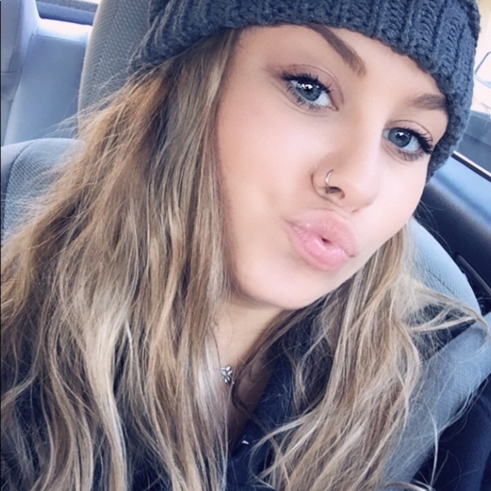 Meet your Posher, Alyx